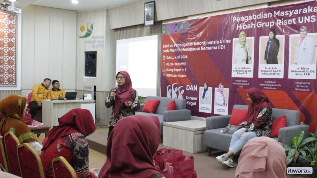 Dokter spesialis obstetri dan ginekologi memberikan edukasi mengenai pencegahan inkontinensia urine pada wanita menopause kepada peserta dalam kegiatan pengabdian masyarakat di RSU Islam Klaten Sabtu 4 Juli 2026